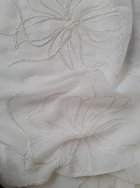 Voile with embroidered flowers col. Off-White (double width)