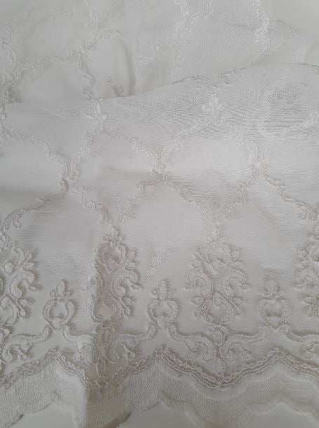 Voile with embroidered lozange col. white (double width)