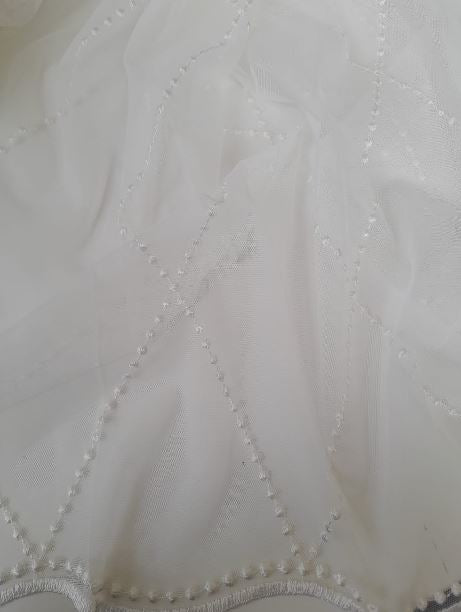 Sheer with embroidered dots col.white (double width)