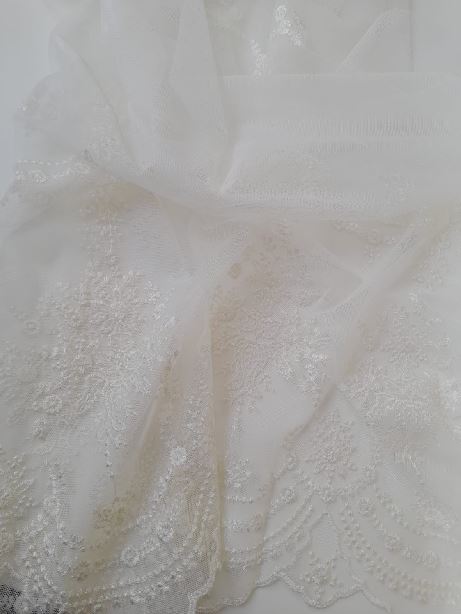 Sheer with embroidered flowers col.white (double width)