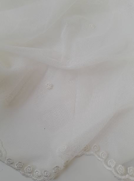 Sheer with embroidered spiral col.white (double width)